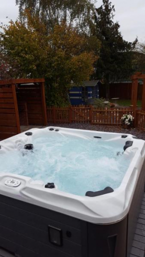 Ruth's Rest Country Retreat with Own Hot Tub